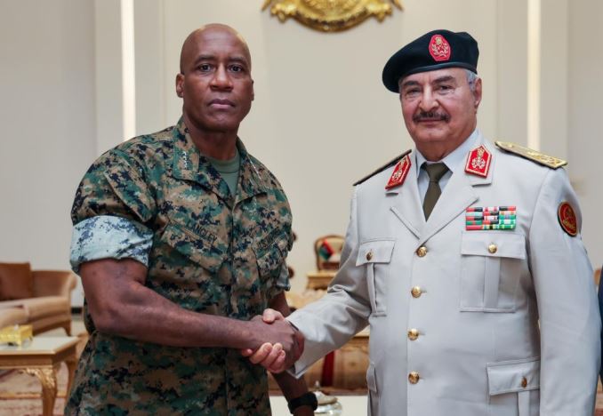 Haftar et le commandant de l'AFRICOM discutent du renforcement de la coopération militaire en Libye